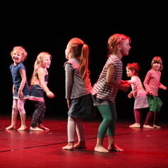 Tanzende Kinder im bunten Licht